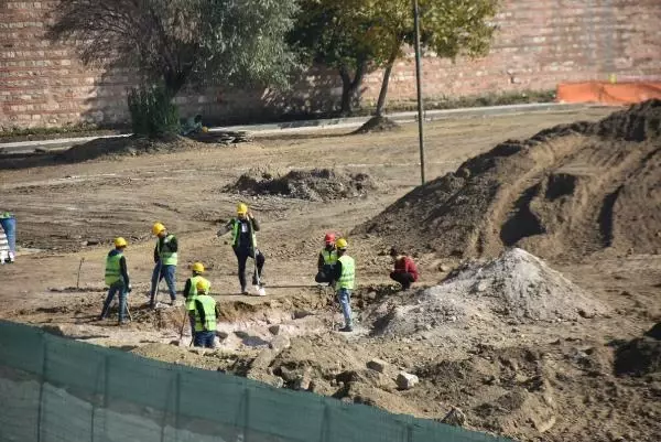 Son dakika haber | SELİMİYE CAMİİ'NİN ÇEVRE DÜZENLEMESİNDE ROMA DÖNEMİNE AİT AİLE MEZARI BULUNDU