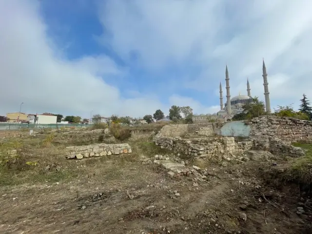 Son dakika haber: Selimiye Meydanı kazılarında Roma periyodundan kalma aile mezarlığı bulundu