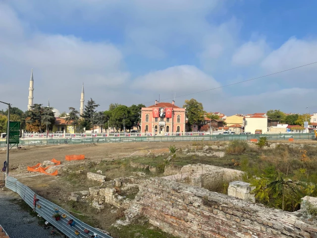 Son dakika haber: Selimiye Meydanı kazılarında Roma periyodundan kalma aile mezarlığı bulundu