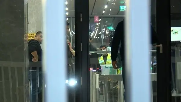 Plazanın dış cephe camlarını temizleyen 2 işçi, bozulan asma asansörde mahsur kaldı