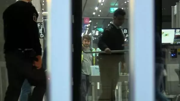 Plazanın dış cephe camlarını temizleyen 2 işçi, bozulan asma asansörde mahsur kaldı