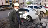 Uyandı, hayatının şokunu yaşadı! Park ettiği otomobilin üzerine binanın bahçe duvarı yıkıldı