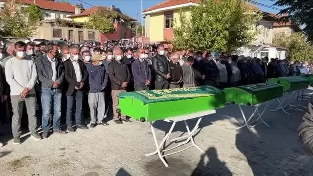 3 aracın karıştığı kazada ölen 5 kişi defnedildi