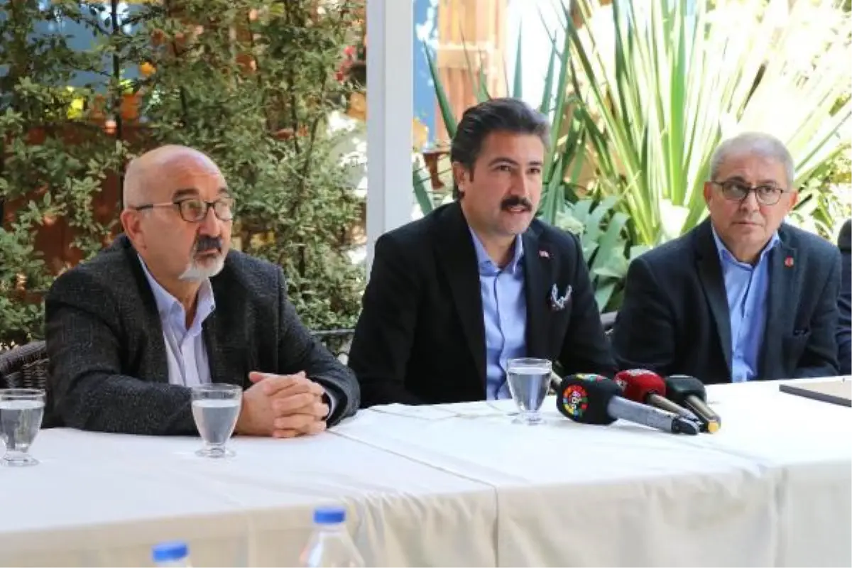 AK Parti'li Özkan, tartışılan 'sağlıkçı heykellerinin' kaldırılmasını istedi