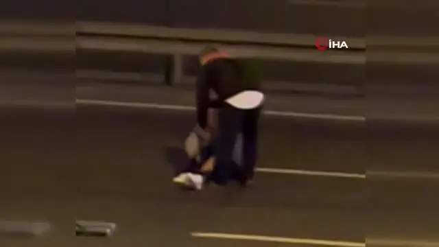 Son dakika haberi | Alkollü genç kendini araçların önüne attı, ölümden saniyelerle kurtuldu...O anlar cep telefonu kamerasında