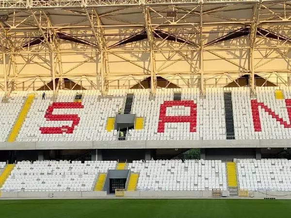 Alsancak Stadı'nda merdivenlere siyah renk ayarı