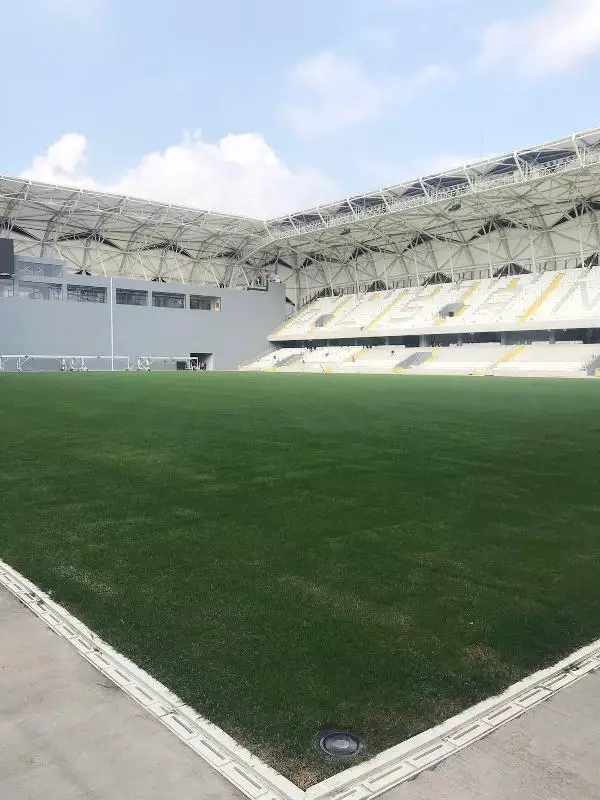 Alsancak Stadı'nda merdivenlere siyah renk ayarı