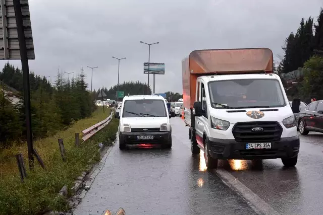 Arızalanan aracı yolcularla birlikte taşıyan çekici TEM'de devrildi