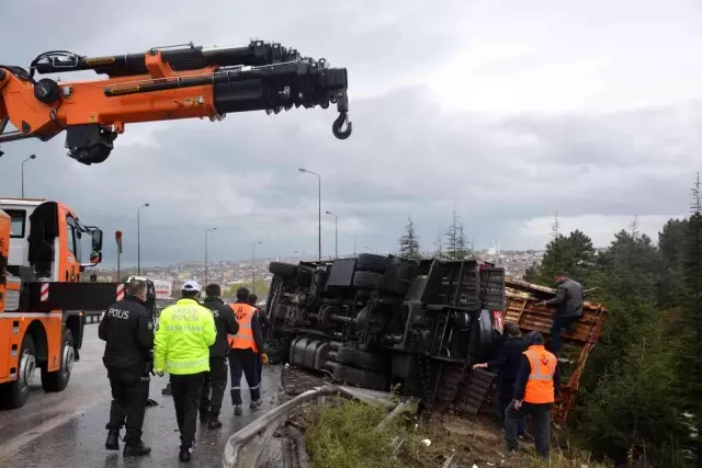 Arızalanan aracı yolcularla birlikte taşıyan çekici TEM'de devrildi