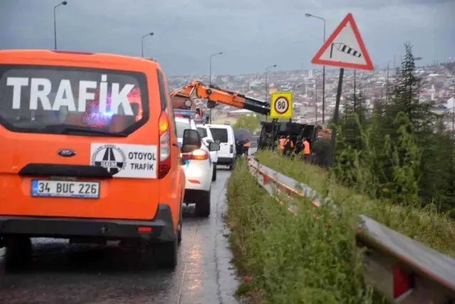 Arızalanan aracı yolcularla birlikte taşıyan çekici TEM'de devrildi