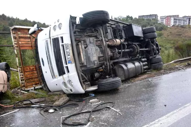 Arızalanan aracı yolcularla birlikte taşıyan çekici TEM'de devrildi