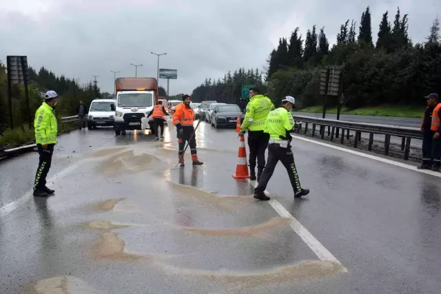 Arızalanan aracı yolcularla birlikte taşıyan çekici TEM'de devrildi