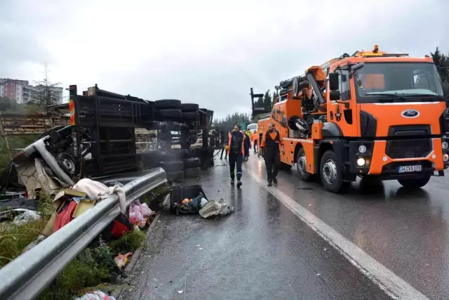 Arızalanan aracı yolcularla birlikte taşıyan çekici TEM'de devrildi