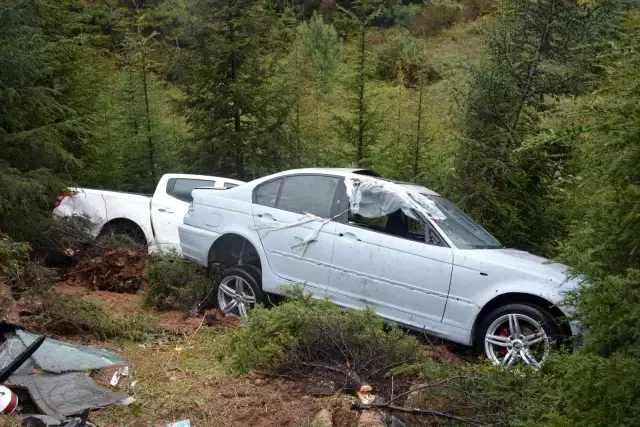 Arızalanan aracı yolcularla birlikte taşıyan çekici TEM'de devrildi