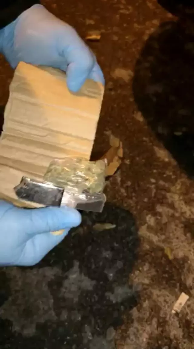 Son dakika haber: Beşiktaş'ta torbacının mıknatıslı çanta oyunu: Polis özel zulada marihuana ele geçirdi