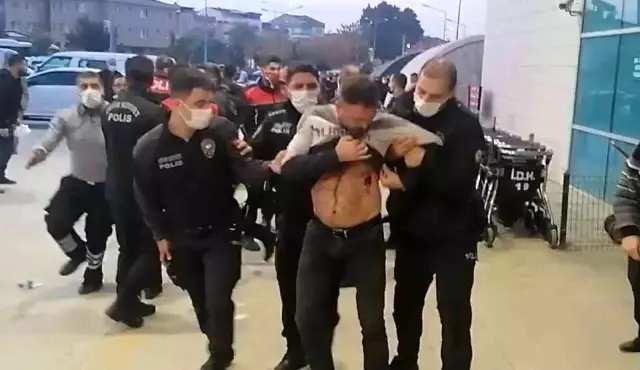 Son dakika haber: Bıçaklı kavgada 3 nakliyeci yaralandı, hastane önünde kavga devam etti