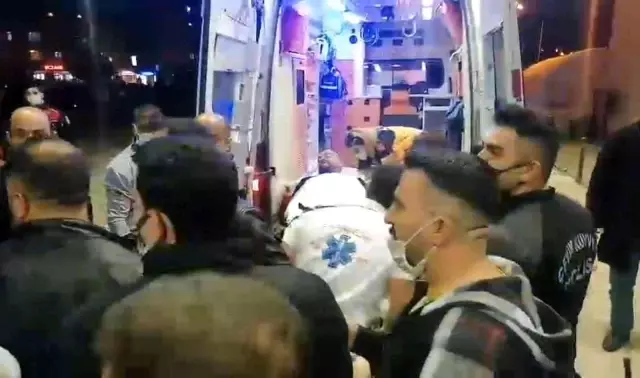 Son dakika haber: Bıçaklı kavgada 3 nakliyeci yaralandı, hastane önünde kavga devam etti