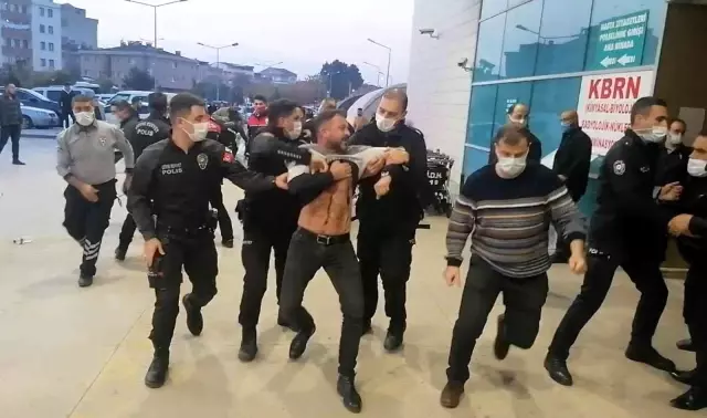 Son dakika haber: Bıçaklı kavgada 3 nakliyeci yaralandı, hastane önünde kavga devam etti