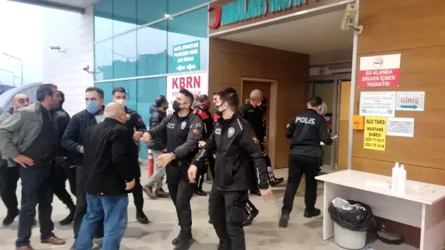 Son dakika haber: Bıçaklı kavgada 3 nakliyeci yaralandı, hastane önünde kavga devam etti