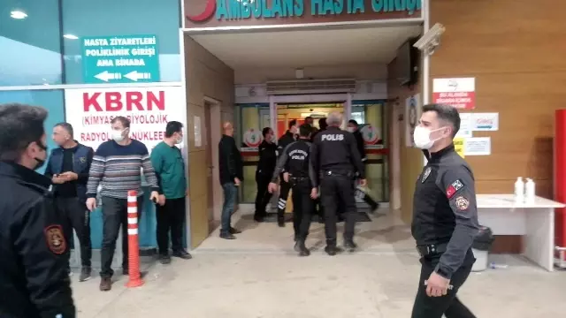 Son dakika haber: Bıçaklı kavgada 3 nakliyeci yaralandı, hastane önünde kavga devam etti