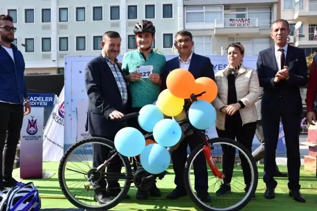 Bisiklet tutkunları Şehzadeler'de buluştu