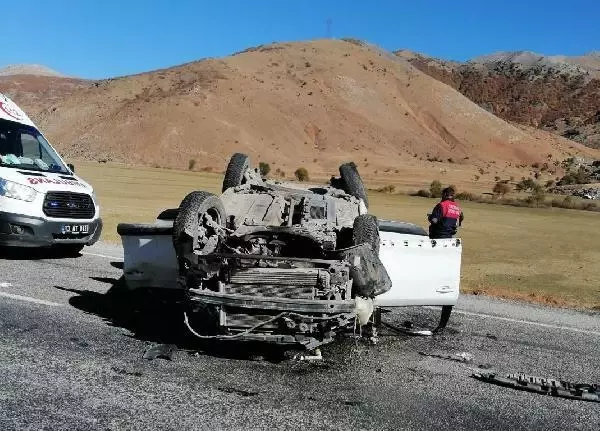 Bitlis'te takla atan otomobildeki 1 kişi hayatını kaybetti, 4 kişi yaralandı