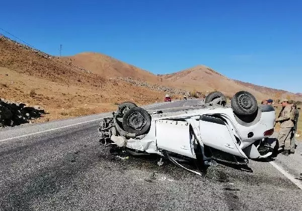 Bitlis'te takla atan otomobildeki 1 kişi hayatını kaybetti, 4 kişi yaralandı