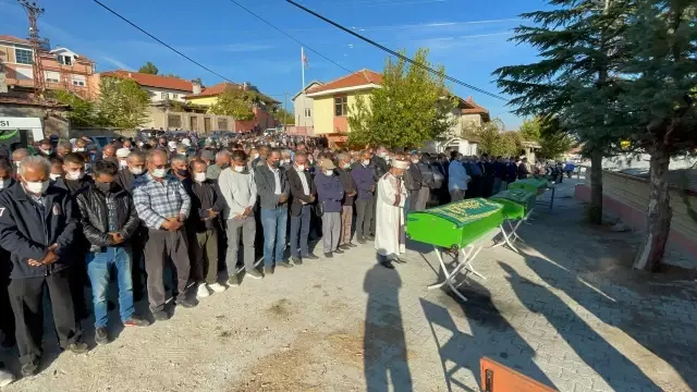 Burdur'da 3 aracın karıştığı kazada ölen 5 kişi defnedildi