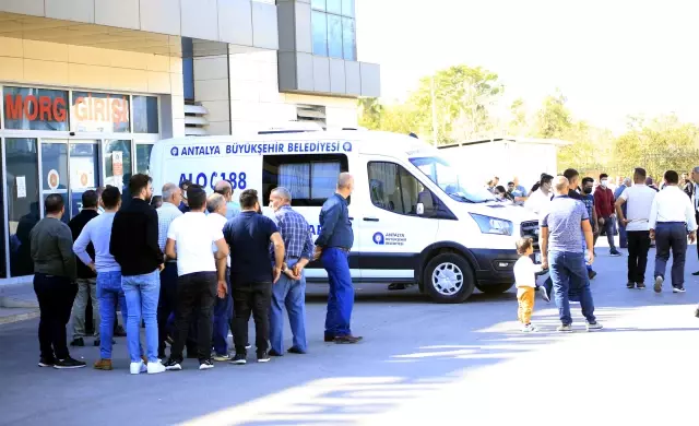 Burdur'da 3 aracın karıştığı kazada ölen 5 kişi defnedildi