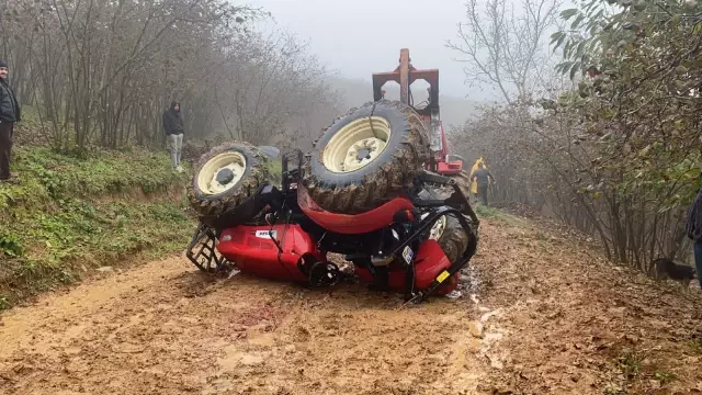 Düzce'de devrilen traktörün altında kalan sürücü öldü