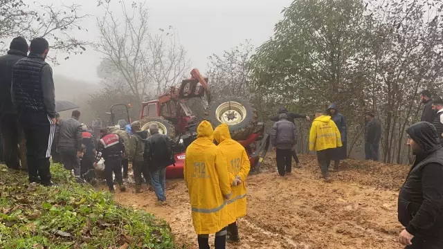 Düzce'de devrilen traktörün altında kalan sürücü öldü