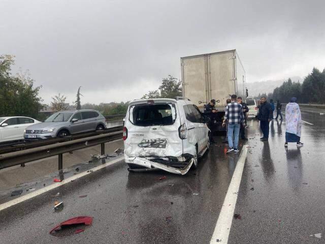 TEM'de 15'ten fazla araç birbirine girdi! Çok sayıda yaralı var TEM'de 15'ten fazla araç birbirine girdi! Çok sayıda yaralı var