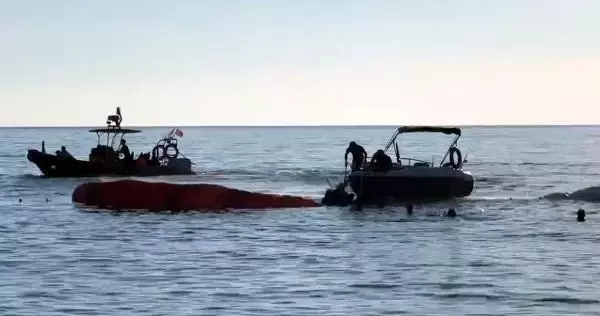 Havada çarpışan 3 yamaç paraşütü pilotu denize düştü, o anlar kamerada
