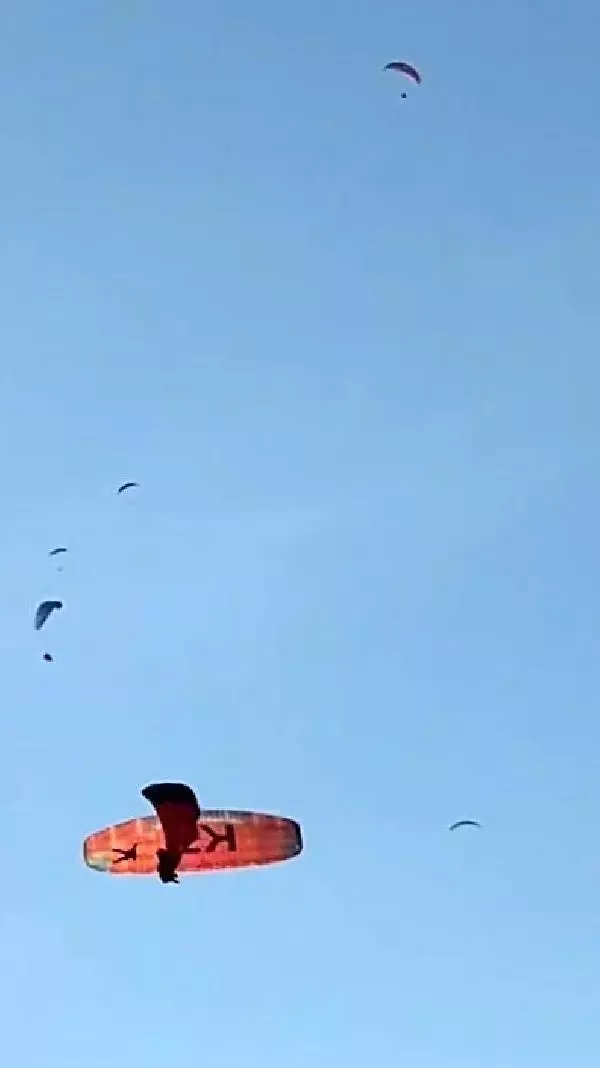 Havada çarpışan 3 yamaç paraşütü pilotu denize düştü, o anlar kamerada