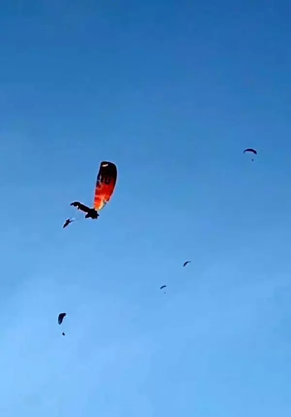 Havada çarpışan 3 yamaç paraşütü pilotu denize düştü, o anlar kamerada