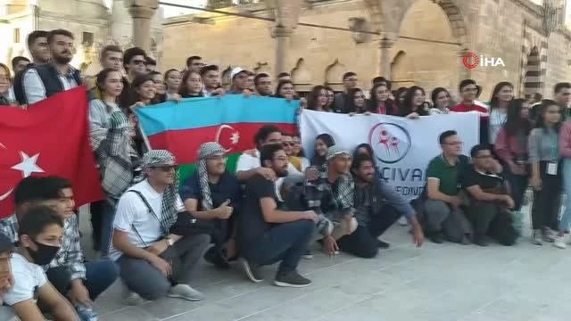 Kardeş ülke Azerbaycanlı gençler Balıklıgöl'ü gezdi