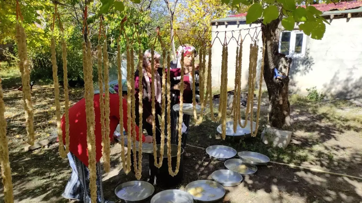 Karslı kadınlar imeceyle ballı köme yapımına başladı