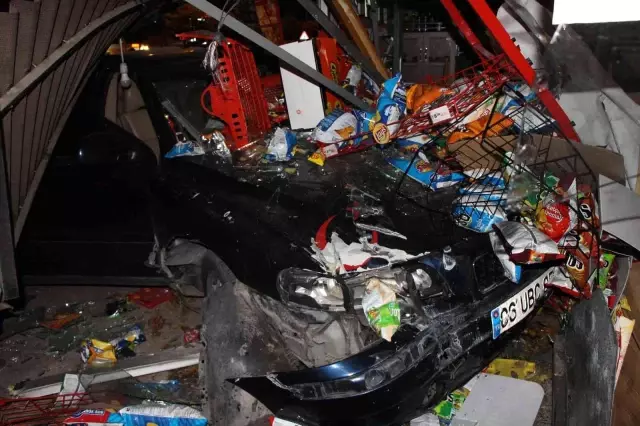 Kontrolden çıkan otomobil büfeye daldı, facia ucuz atlatıldı