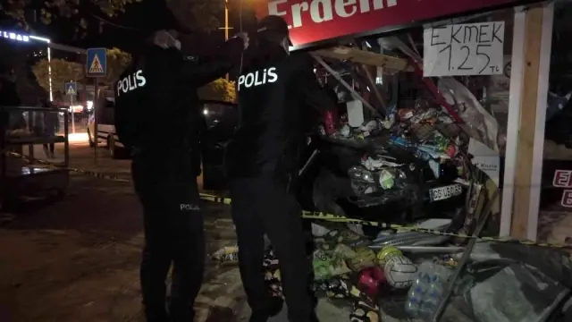Kontrolden çıkan otomobil büfeye daldı, facia ucuz atlatıldı