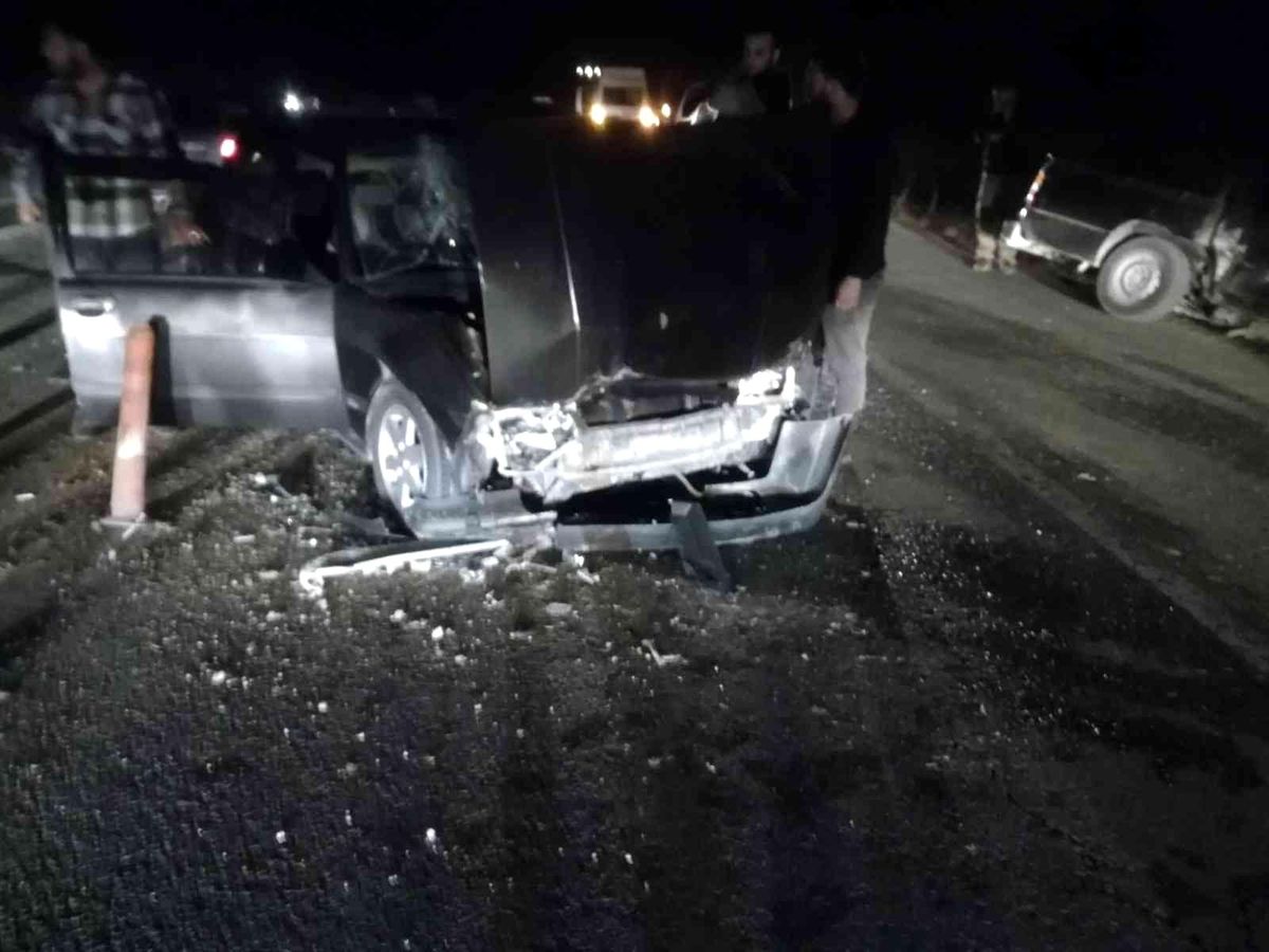Malatya'da otomobil ile pikap çarpıştı: 2 yaralı