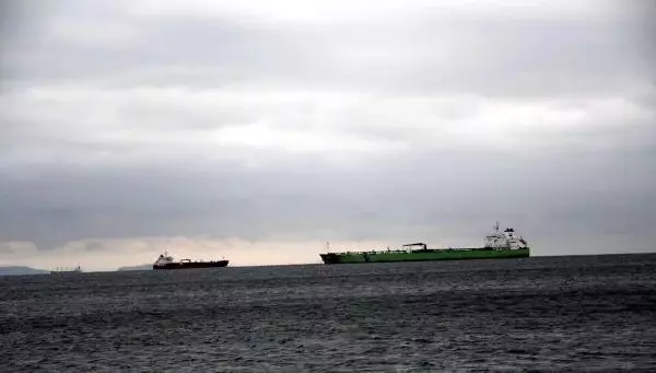 MARMARA'DA YOĞUN SİS DENİZ TRAFİĞİNİ AKSATTI