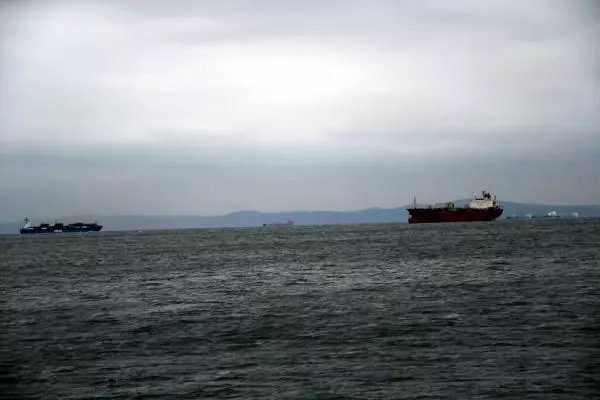 MARMARA'DA YOĞUN SİS DENİZ TRAFİĞİNİ AKSATTI