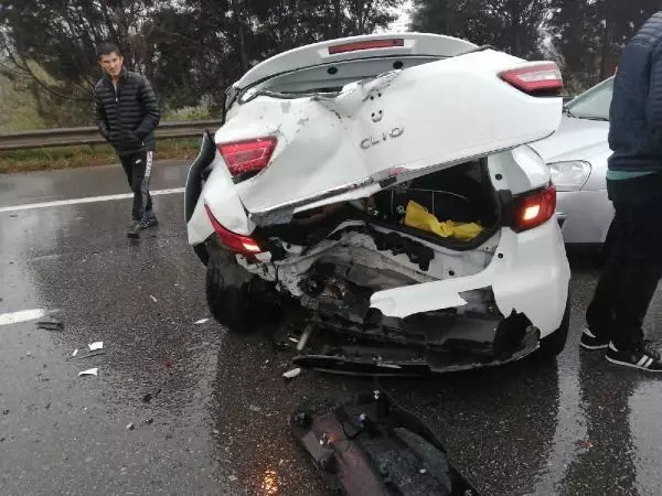 Sakarya'da 27 araçlı zincirleme kazalar: 3'ü ağır 17 yaralı