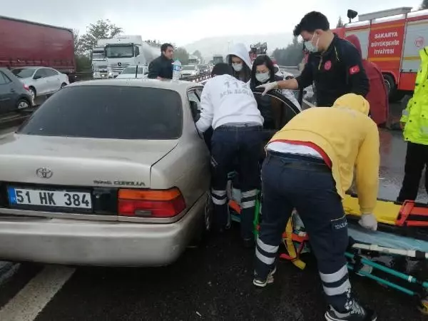 Sakarya'da 27 araçlı zincirleme kazalar: 3'ü ağır 17 yaralı