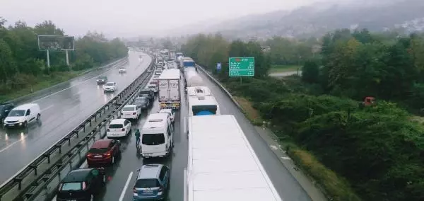 Sakarya'da 27 araçlı zincirleme kazalar: 3'ü ağır 17 yaralı