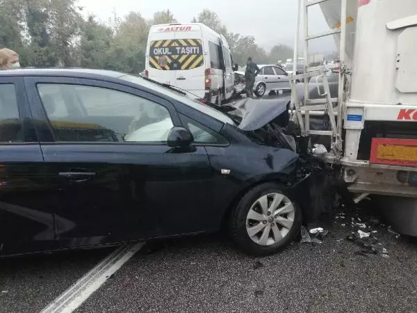 Sakarya'da 27 araçlı zincirleme kazalar: 3'ü ağır 17 yaralı