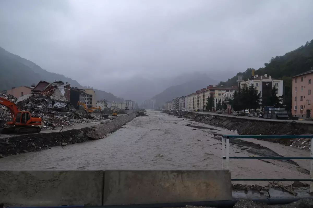 64 kişinin ölümüyle sonuçlanan sel felaketinin yaşandığı Bozkurt, yeniden sular altında kaldı