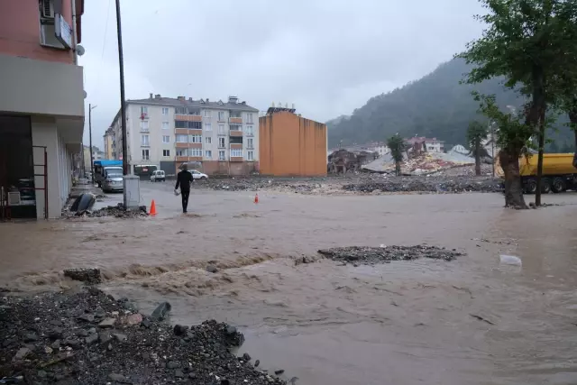 64 kişinin ölümüyle sonuçlanan sel felaketinin yaşandığı Bozkurt, yeniden sular altında kaldı