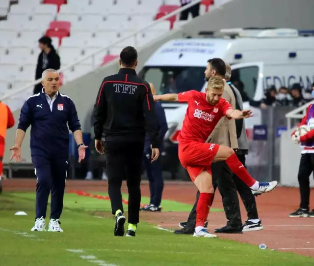 Adana Demirspor'da Babajide Akintola kırmızı kart gördü