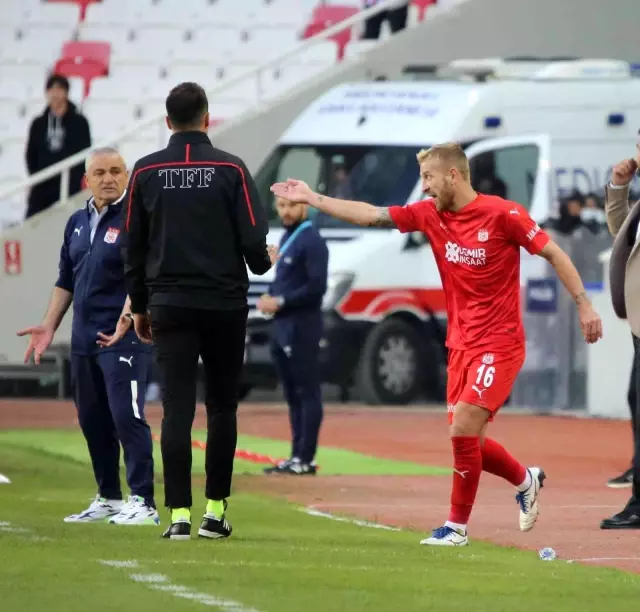 Adana Demirspor'da Babajide Akintola kırmızı kart gördü